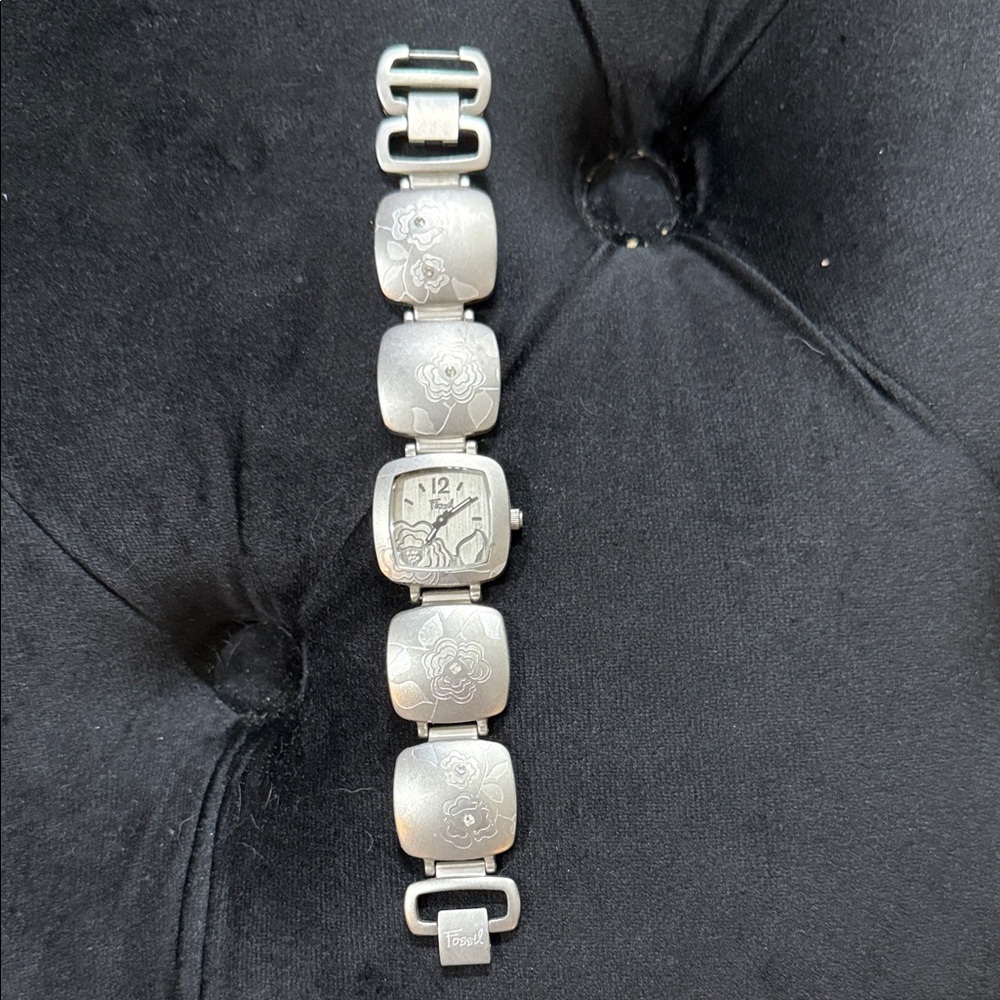 Fossil Silver color Floral Engraved Watch